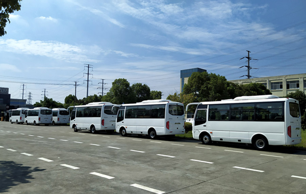 華新牌6米19座國(guó)六中級客車批量發往河南(nán)